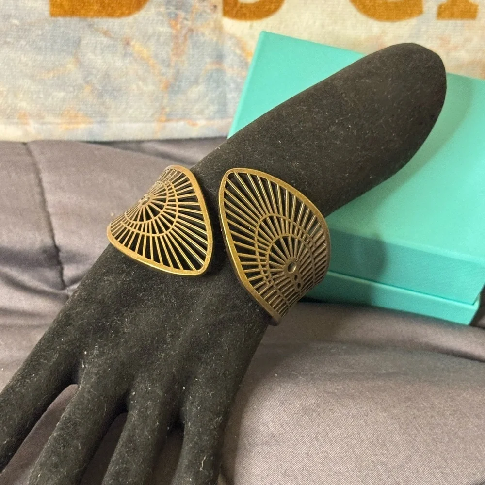 Elegant Gold Geometric Bracelet